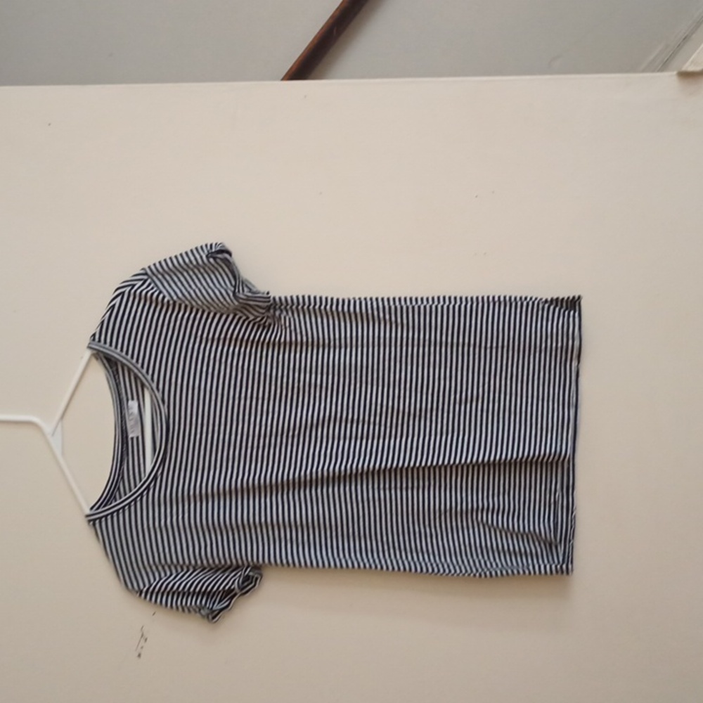 Basic black and white shirt